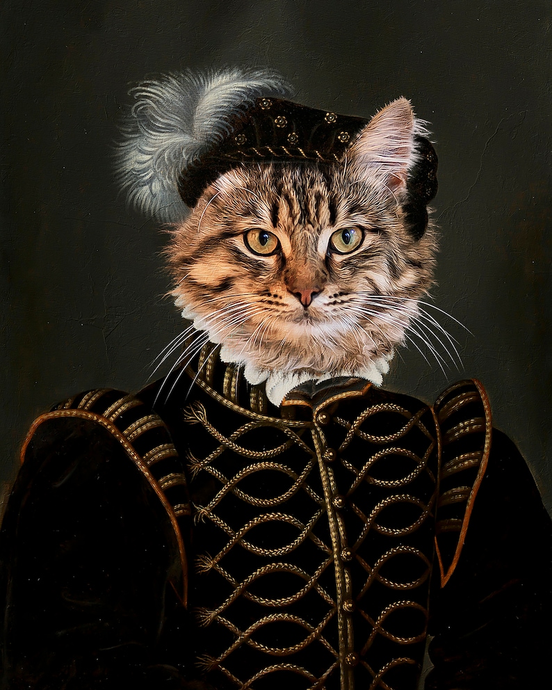 K&ouml;nnte beinhalten: Ein Portr&auml;t einer Katze, die eine schwarze und goldene Samtjacke mit einem Federhut tr&auml;gt. Die Katze hat braunes Tabby-Fell und gr&uuml;ne Augen.