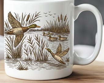 Canards colverts survolant l'eau dans le style Maynard Reece, tasse à café, cadeau unique pour les amoureux de la nature, tasse de chasse aux oiseaux, café animalier, fête des pères