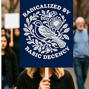 Peut inclure: Une personne tient une pancarte bleu marine avec du texte blanc et un motif d'oiseau et de fleurs. La pancarte indique "RADICALIZED BY BASIC DECENCY" dans une disposition circulaire. L'image est prise à l'extérieur avec d'autres personnes en arrière-plan.