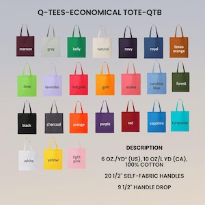 Puede incluir: Una colecci&oacute;n de bolsas de mano en varios colores, incluyendo granate, gris, verde kelly, natural, azul marino, azul real y naranja Texas. Otros colores son lima, lavanda, rosa intenso, oro, azalea, azul Carolina, verde bosque, negro, carb&oacute;n, naranja, morado, rojo, zafiro, turquesa, blanco, amarillo y rosa claro. El texto "Q-TEES-ECONOMICAL TOTE-QTB" est&aacute; en la parte superior.
