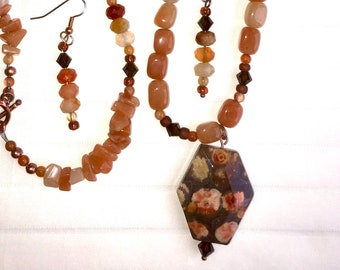 Agate and crystal necklace with pendant and earrings