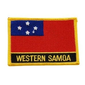 Könnte beinhalten: Ein gelber gestickter Aufnäher mit einer rot-blauen Flagge von West-Samoa. Die Flagge hat fünf weiße Sterne auf einem blauen Feld und ein rotes Feld darunter. Der Text "WESTERN SAMOA" ist in Gelb auf schwarzem Hintergrund gestickt.