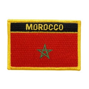 Op de afbeelding: Een geborduurde patch in rood, zwart en goud met het woord "MOROCCO" in gele letters en een groene vijfpuntige ster op een rode achtergrond.