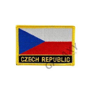 Puede incluir: Parche bordado con la bandera de la República Checa con un triángulo azul, franjas horizontales blancas y rojas. El parche tiene un borde negro con el texto "CZECH REPUBLIC" en letras doradas.