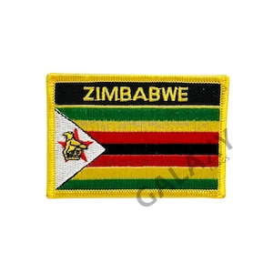 Könnte beinhalten: Ein gestickter Aufnäher mit der Flagge von Simbabwe. Der Aufnäher ist gelb mit schwarzem Rand und den Worten "ZIMBABWE" in gelben Buchstaben auf schwarzem Hintergrund. Die Flagge selbst ist grün, gelb, rot und schwarz mit einem weißen Dreieck, das einen roten Stern und einen Vogel enthält.