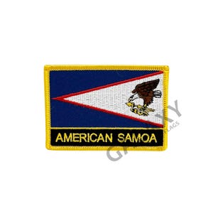 Könnte beinhalten: Ein gestickter Aufnäher mit der Flagge von Amerikanisch-Samoa. Die Flagge ist ein blaues Feld mit einem weißen Dreieck, das einen roten Rand und einen weißen Adler enthält, der einen Stab mit einem weißen Stern hält. Der Aufnäher hat einen gelben Rand und den Text "AMERICAN SAMOA" in Schwarz.