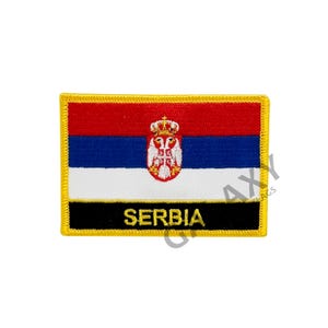 Pode incluir: Um remendo bordado com a bandeira da Sérvia. A bandeira tem três faixas horizontais de cor vermelha, azul e branca com um brasão de armas no centro. O remendo tem uma borda preta com a palavra "SERBIA" em letras amarelas.