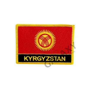 以下が含まれることがあります： キルギスの国旗が刺繍されたパッチ。パッチは赤色で、中央に黄色の太陽と黒い文字で「KYRGYZSTAN」と書かれています。