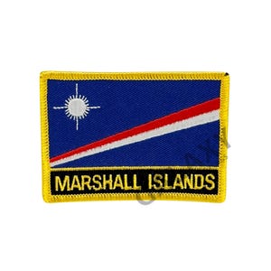 Puede incluir: Un parche bordado amarillo con la bandera de las Islas Marshall y el texto "MARSHALL ISLANDS" en negro.