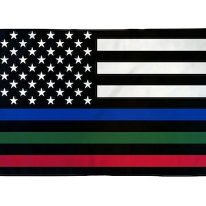 Może przedstawiać: Flaga amerykańska z czarnym tłem i biało-czarnym paskiem na górze. Flaga ma niebieską linię, zieloną linię i czerwoną linię. W lewym górnym rogu znajduje się pole białych gwiazd na czarnym tle.