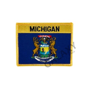 Pode incluir: Um remendo bordado com a bandeira do estado de Michigan. O remendo é azul com uma borda dourada e as palavras "MICHIGAN" em letras pretas. O selo do estado está no centro do remendo, com uma águia careca com dois alces de cada lado.