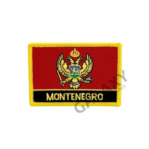 Puede incluir: Un parche bordado rojo, amarillo y negro con el escudo de armas de Montenegro y el texto "MONTENEGRO".
