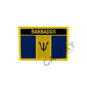 Könnte beinhalten: Ein gelber gestickter Aufnäher mit der Flagge von Barbados. Die Flagge zeigt ein blaues Feld mit einem gelben Dreizack in der Mitte. Die Worte "BARBADOS" sind in Schwarz auf einem schwarzen Band über der Flagge gestickt.