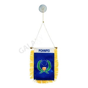 Puede incluir: Una pequeña bandera rectangular de Pohnpei, con fondo azul y un emblema central de una corona y un cuenco. La bandera tiene un fleco amarillo y la palabra "POHNPEI" está impresa en la parte superior. Se suspende con una cuerda dorada y una ventosa.