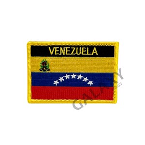 Könnte beinhalten: Ein gestickter Aufnäher mit der venezolanischen Flagge in Gelb, Blau und Rot, mit dem Schriftzug "VENEZUELA" in schwarzen Buchstaben.