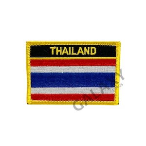 Puede incluir: Un parche bordado amarillo con la bandera de Tailandia y la palabra "THAILAND" en letras negras.