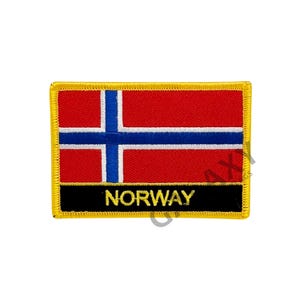 Könnte beinhalten: Ein gestickter Aufnäher mit der norwegischen Flagge in Rot, Weiß und Blau, mit dem Wort "NORWAY" in goldenen Buchstaben auf schwarzem Hintergrund. Der Aufnäher hat einen gelben Rand.