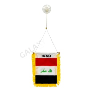 Puede incluir: Una pequeña bandera rectangular de Irak con flecos amarillos. La bandera tiene tres franjas horizontales: roja, blanca y negra. La franja blanca tiene el texto árabe "Allahu Akbar" en verde. La bandera está colgada de una ventosa.