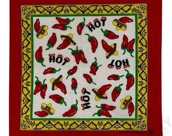 Puede incluir: Bandana roja con un centro blanco con un patrón repetido de chiles rojos y la palabra "HOT" en amarillo. La bandana tiene un borde amarillo y negro.