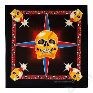 Puede incluir: Bandana negra con una calavera dorada en el centro rodeada de un borde rojo y blanco. La calavera tiene ojos rojos y un fondo blanco. El borde está formado por pequeñas calaveras.