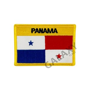 Pode incluir: Um remendo bordado amarelo com a bandeira do Panamá. A bandeira tem um design azul, branco e vermelho com uma estrela branca no canto superior esquerdo e uma estrela vermelha no canto inferior direito. O texto "PANAMA" é bordado em preto na borda amarela.
