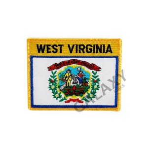 Könnte beinhalten: Ein gelber gestickter Aufnäher mit den Worten "WEST VIRGINIA" in schwarzer Schrift. Der Aufnäher zeigt das Staatssiegel von West Virginia, das zwei Männer darstellt, die auf einem Berg stehen, mit einem Fluss, der darunter fließt. Das Siegel ist von einem Lorbeerkranz und einem roten Band mit den Worten "STATE OF WEST VIRGINIA" in weißer Schrift umgeben.