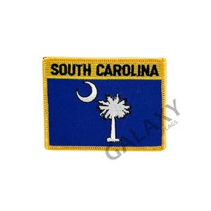 Peut inclure: Écusson brodé représentant le drapeau de l'État de Caroline du Sud. Le drapeau est bleu avec un croissant de lune blanc et un palmier. L'écusson a une bordure dorée et les mots "South Carolina" en noir.