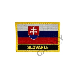 Pode incluir: Patch bordado retangular com a bandeira da Eslováquia. O design apresenta faixas horizontais brancas, azuis e vermelhas, com o brasão eslovaco. A palavra "SLOVAKIA" é bordada em ouro em uma faixa preta.