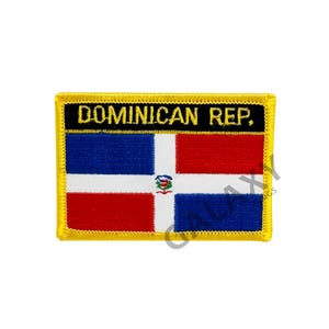 Puede incluir: Un parche bordado amarillo con la bandera de la República Dominicana y el texto "DOMINICAN REP."
