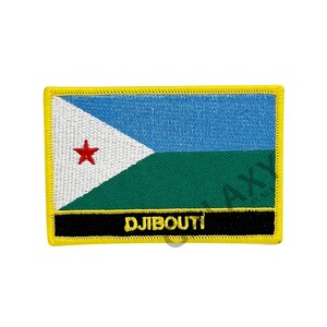 Puede incluir: Parche bordado con la bandera de Yibuti. El diseño incluye un triángulo blanco con una estrella roja, rayas azules y verdes, y la palabra "DJIBOUTI" en letras doradas sobre una barra negra. El parche tiene un borde amarillo.