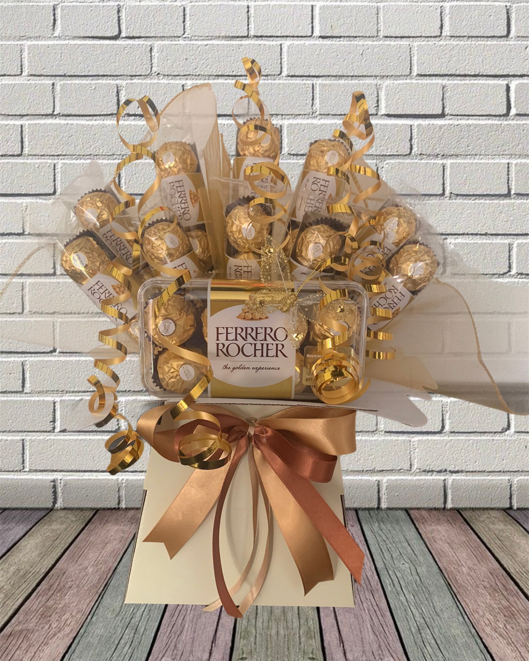 Bouquet de chocolat Ferrero Rocher de luxe avec coeurs dor au