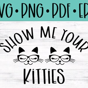 以下が含まれることがあります： 「SVG • PNG • PDF • EPS」のテキストと、メガネをかけた2匹の猫の顔と「SHOW ME YOUR KITTIES」の文字が描かれた白黒のグラフィックデザイン。背景は白い木目です。