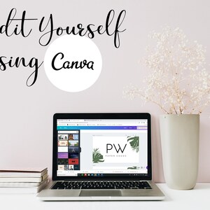K&ouml;nnte beinhalten: Ein Laptop-Computer, auf dem die Canva-Website mit einem Design f&uuml;r eine Visitenkarte angezeigt wird, auf der "PW Paper Goods" mit einem tropischen Blattdesign steht. Der Laptop steht auf einem wei&szlig;en Schreibtisch mit einem Stapel Notizb&uuml;chern und einer Vase mit wei&szlig;en Blumen.