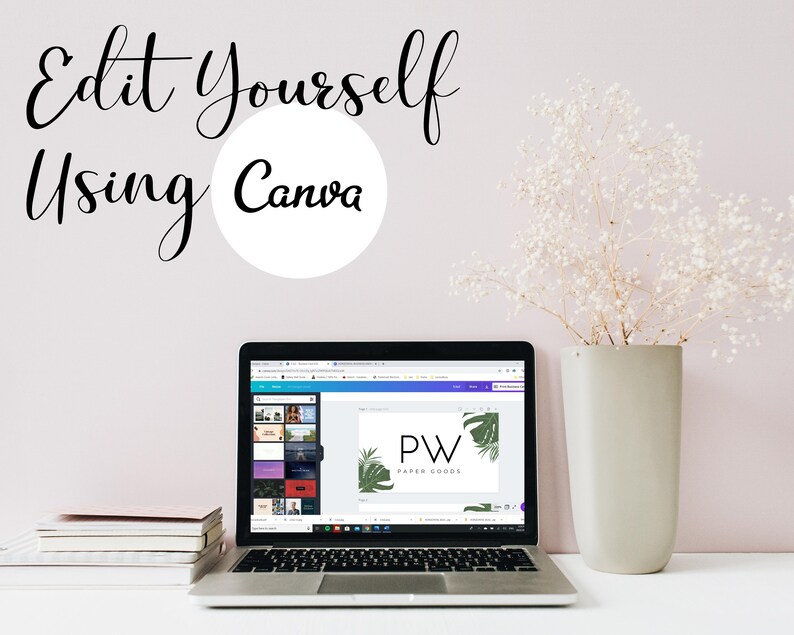 K&ouml;nnte beinhalten: Ein Laptop-Computer, auf dem die Canva-Website mit einem Design f&uuml;r eine Visitenkarte angezeigt wird, auf der "PW Paper Goods" mit einem tropischen Blattdesign steht. Der Laptop steht auf einem wei&szlig;en Schreibtisch mit einem Stapel Notizb&uuml;chern und einer Vase mit wei&szlig;en Blumen.