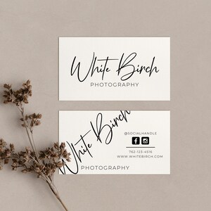 K&ouml;nnte beinhalten: Zwei wei&szlig;e Visitenkarten mit schwarzem Text. Die obere Karte lautet "White Birch Photography". Die untere Karte lautet "White Birch Photography" mit Social-Media-Symbolen, einer Telefonnummer und einer Website-Adresse.
