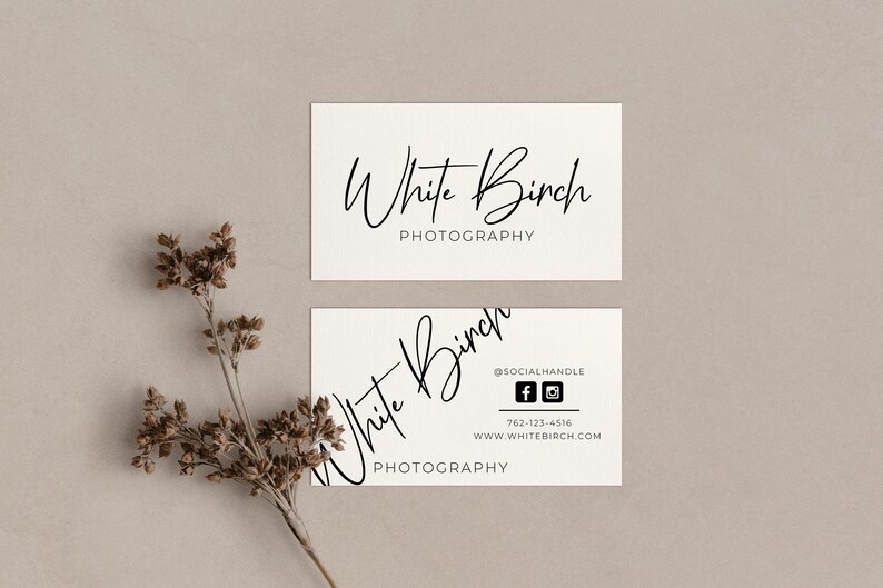 K&ouml;nnte beinhalten: Zwei wei&szlig;e Visitenkarten mit schwarzem Text. Die obere Karte lautet "White Birch Photography". Die untere Karte lautet "White Birch Photography" mit Social-Media-Symbolen, einer Telefonnummer und einer Website-Adresse.
