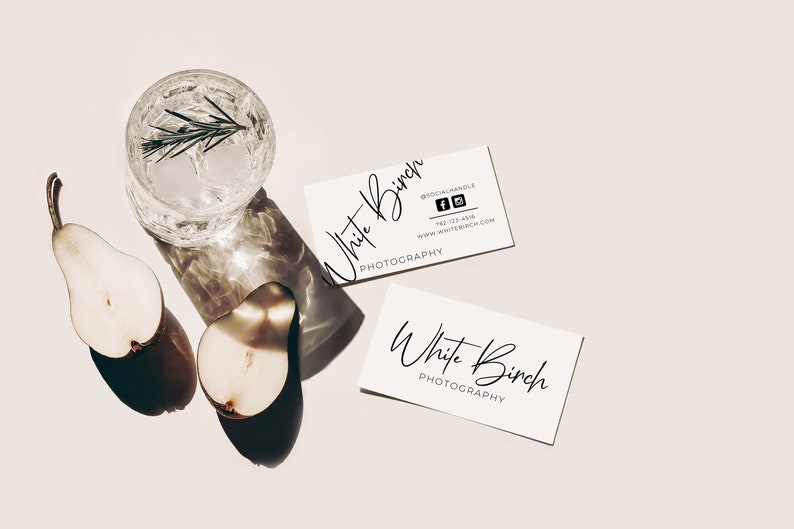 K&ouml;nnte beinhalten: Zwei wei&szlig;e Visitenkarten mit dem Text "White Birch Photography" in schwarzer Kursivschrift. Die obere Karte enth&auml;lt au&szlig;erdem Social-Media-Symbole und Kontaktinformationen.