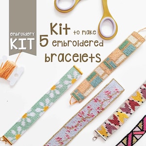 Könnte beinhalten: Ein Stickset zur Herstellung von 5 bestickten Armbändern. Die Armbänder weisen verschiedene farbenfrohe Muster auf, darunter Blumen- und geometrische Designs. Das Set enthält eine Schere und Faden. Der Text auf dem Bild lautet "embroidery KIT" und "Kit to make 5 embroidered bracelets."