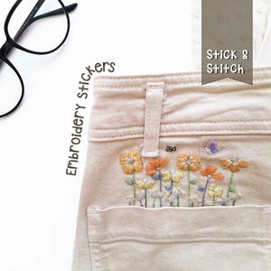 STICK AND STITCH. 4 grandi adesivi ricamati. Primavera divertente. Fiori. Incolla, ricama e sciogli. Ricama a mano. solubile. Facile!!