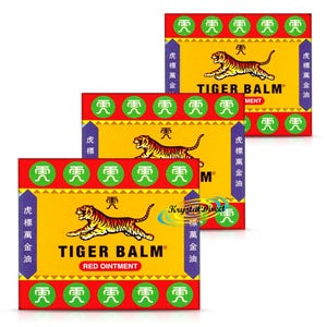 以下が含まれることがあります： タイガーバームレッド軟膏の箱が3つ表示されています。各箱は、トラのイラストとブランド名が描かれた黄色い背景が特徴です。箱には、中国語の文字が入った赤と緑のボーダーがあります。