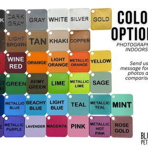 Peut inclure: Une grille d'&eacute;tiquettes carr&eacute;es de diff&eacute;rentes couleurs, notamment noir, gris, blanc, argent, or, marron, beige, cuivre, rouge, orange, jaune, vert, bleu, sarcelle, violet, rose et or rose. Chaque &eacute;tiquette porte son nom en noir.