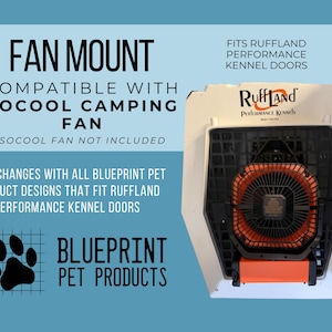 Puede incluir: Una puerta de jaula para mascotas blanca y negra con un ventilador naranja. La imagen incluye el texto "FAN MOUNT" y "BLUEPRINT PET PRODUCTS". El soporte del ventilador es compatible con los ventiladores de camping SoCool y se adapta a las puertas de jaula Ruffland Performance.