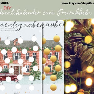 Puede incluir: Un calendario de Adviento DIY imprimible con una casa de ladrillo rojo y un coche delante. El calendario tiene 24 círculos para rascar, revelando estrellas doradas debajo. El texto "Adventzauberzauber" está en la parte superior del calendario.