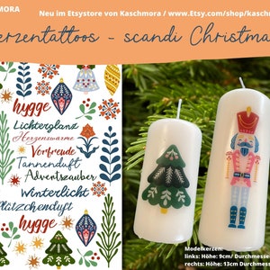 Può includere: Due candele bianche con disegni natalizi festosi. La candela a sinistra ha un disegno di albero di Natale verde. La candela a destra ha un disegno di schiaccianoci. Le candele sono circondate da un ramo di pino verde. Il testo "Kerzentattoos - scandi Christmas" è in alto nell'immagine. Il testo "hygge" appare due volte nell'immagine. I testi "Lichterglanz", "Herzenswarme", "Vorfreude", "Tannenduft", "Adventszauber", "Winterlicht" e "Platzchenduft" sono anche nell'immagine. Il testo "Modelkerzen" è in basso nell'immagine. Il testo "links: Höhe: 9cm/ Durchmesser: 4,5 cm / rechts: Höhe: 13cm Durchmesser: 5,5 cm" è anche in basso nell'immagine.