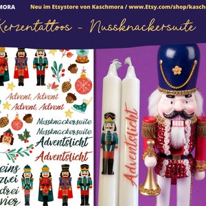 Può includere: Un set di tre candele bianche con adesivi a tema schiaccianoci rossi e verdi. Gli adesivi mostrano uno schiaccianoci che tiene un corno, uno schiaccianoci con una corona e il testo "Adventslicht".