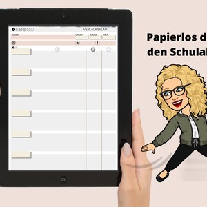 以下が含まれることがあります： 画面に空白のスケジュールアプリが開かれたデジタルタブレット。アプリのタイトルは「Verlaufsplan」で、日付、クラス、科目用の列があります。画像の右側には「Papierlos durch den Schulalltag!」というテキストが表示されています。