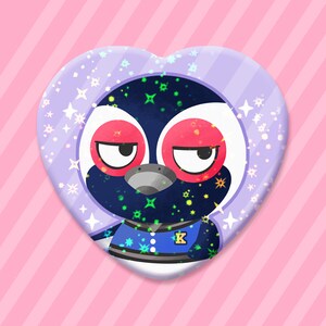 以下が含まれることがあります： 「K」の付いた青いジャケットを着た、漫画のペンギンが描かれたハート型のボタン。ペンギンは赤いほっぺと黒いくちばしをしています。背景は紫と白のキラキラした模様です。