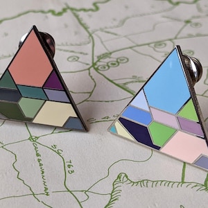 Épingle en émail dur pyramide pour texture de sol