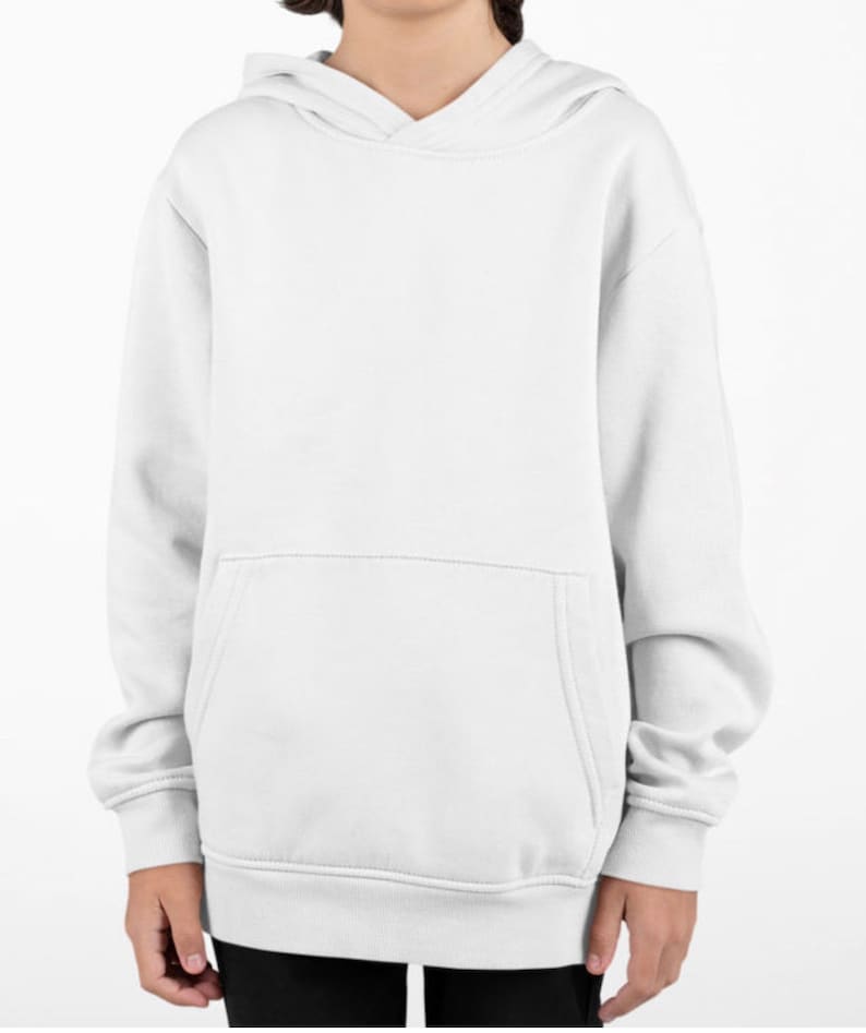K&ouml;nnte beinhalten: Ein wei&szlig;er Kapuzenpullover mit einer K&auml;ngurutasche.