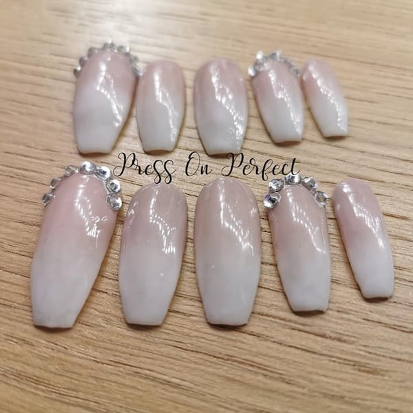 Ombre Nails, Ongles Neutres, Ongles cercueils, Presse sur les ongles, faux ongles, ongles peints, extensions d’ongles, ongles de vernis gel, colle sur les ongles